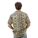 camisa hombre negra rayón, camisa geométrica hombre, camisa bohemia ligera, camisa verano hombre, camisa estampada étnica. Hombre arena formentera