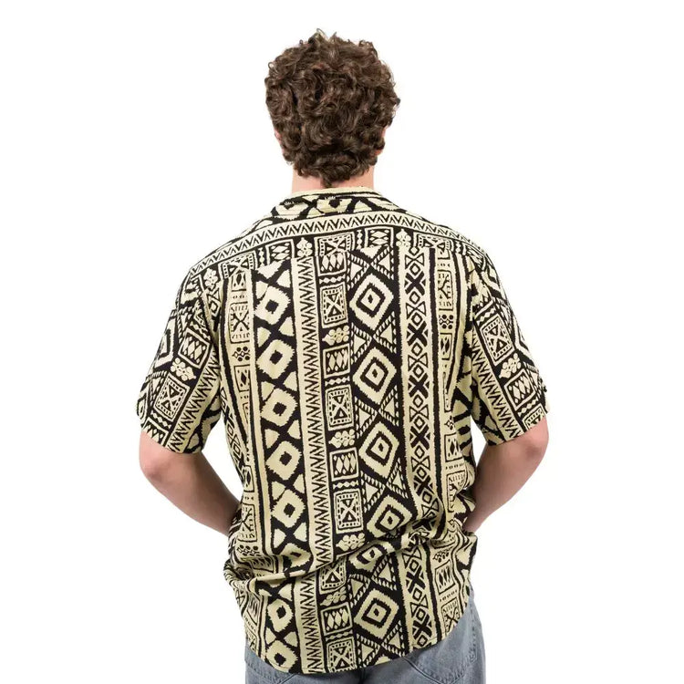 camisa hombre negra rayón, camisa geométrica hombre, camisa bohemia ligera, camisa verano hombre, camisa estampada étnica. Hombre arena formentera