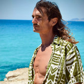 Arena Formentera camisa bohemia en rayón para hombre con estampado tropical verde y blanco, estilo fresco y veraniego