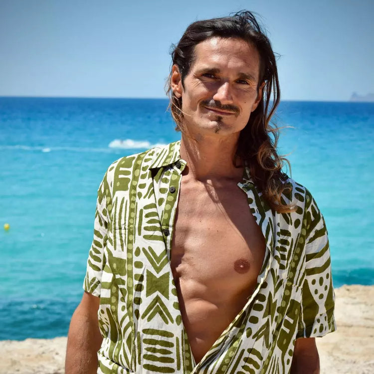 Arena Formentera camisa bohemia en rayón para hombre con estampado tropical verde y blanco, estilo fresco y veraniego