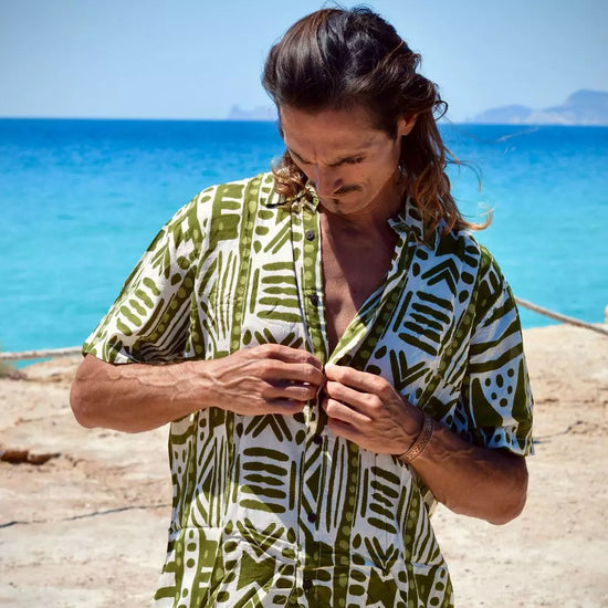 Arena Formentera camisa bohemia en rayón para hombre con estampado tropical verde y blanco, estilo fresco y veraniego