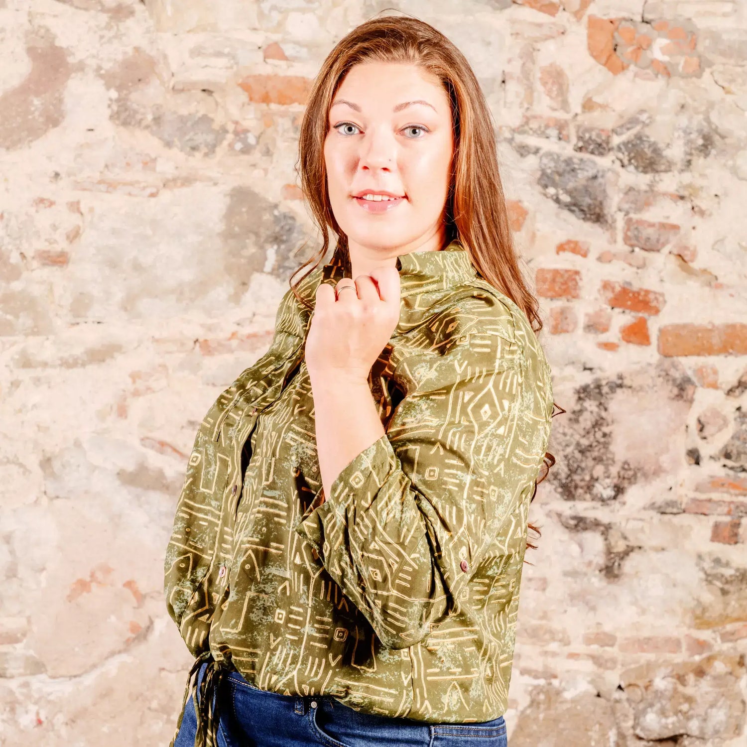 camisa  con botones de mangas largas con cuello clásico y cintura ajustable mujer arena formentera