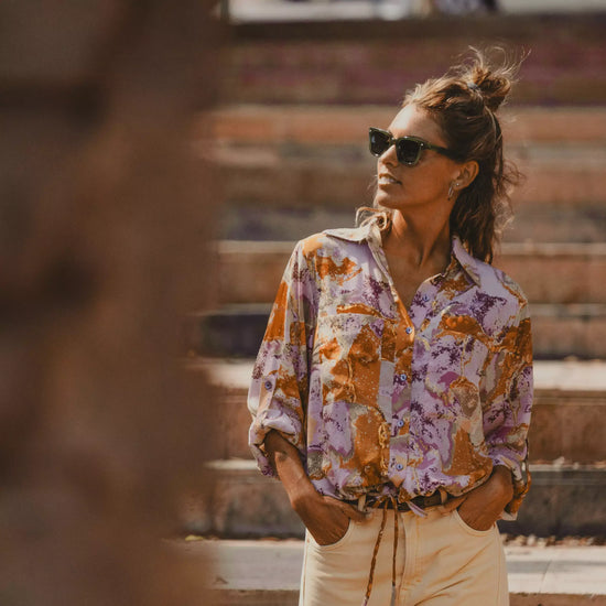 camisa  con botones de mangas largas con cuello clásico y cintura ajustable mujer arena formentera