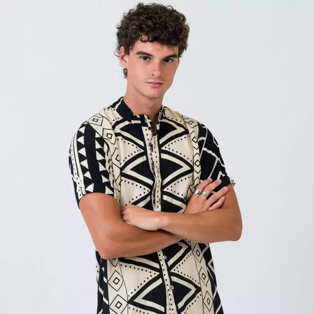 camisa hombre tribal, camisa rayón estampada, camisa bohemia hombre, camisa ligera verano, camisa cuello mao hombre, camisa Amazon Arena Formentera.