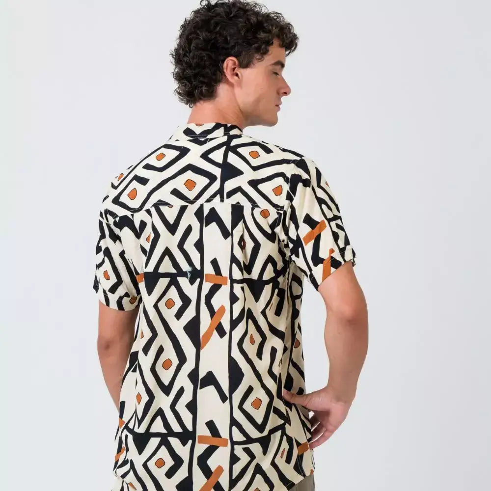 Arena Formentera camisa bohemia de hombre en rayón ligero con estampado geométrico blanco, negro y naranja