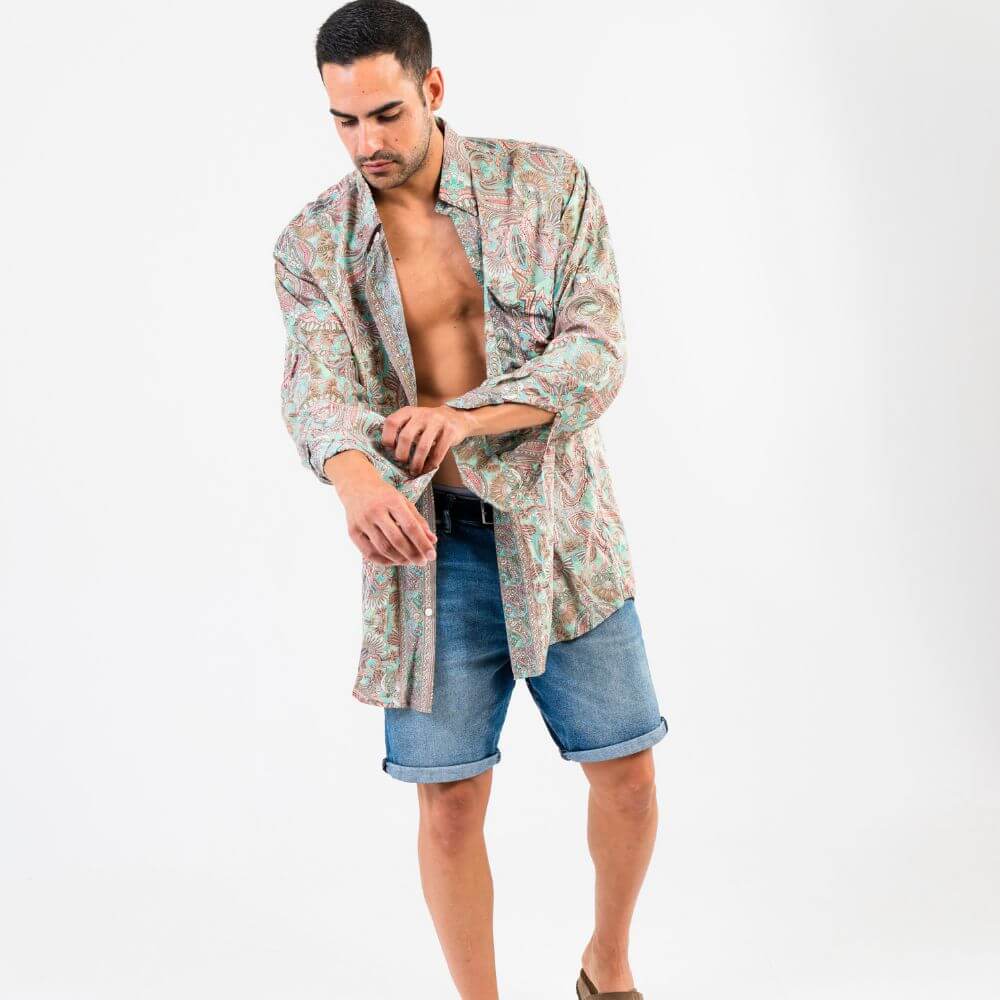 camisa bohemia hombre, camisa rayón estampada, camisa geométrica hombre, camisa verano ligera, moda ibicenca masculina, camisa oversize hombre Arena Formentera
