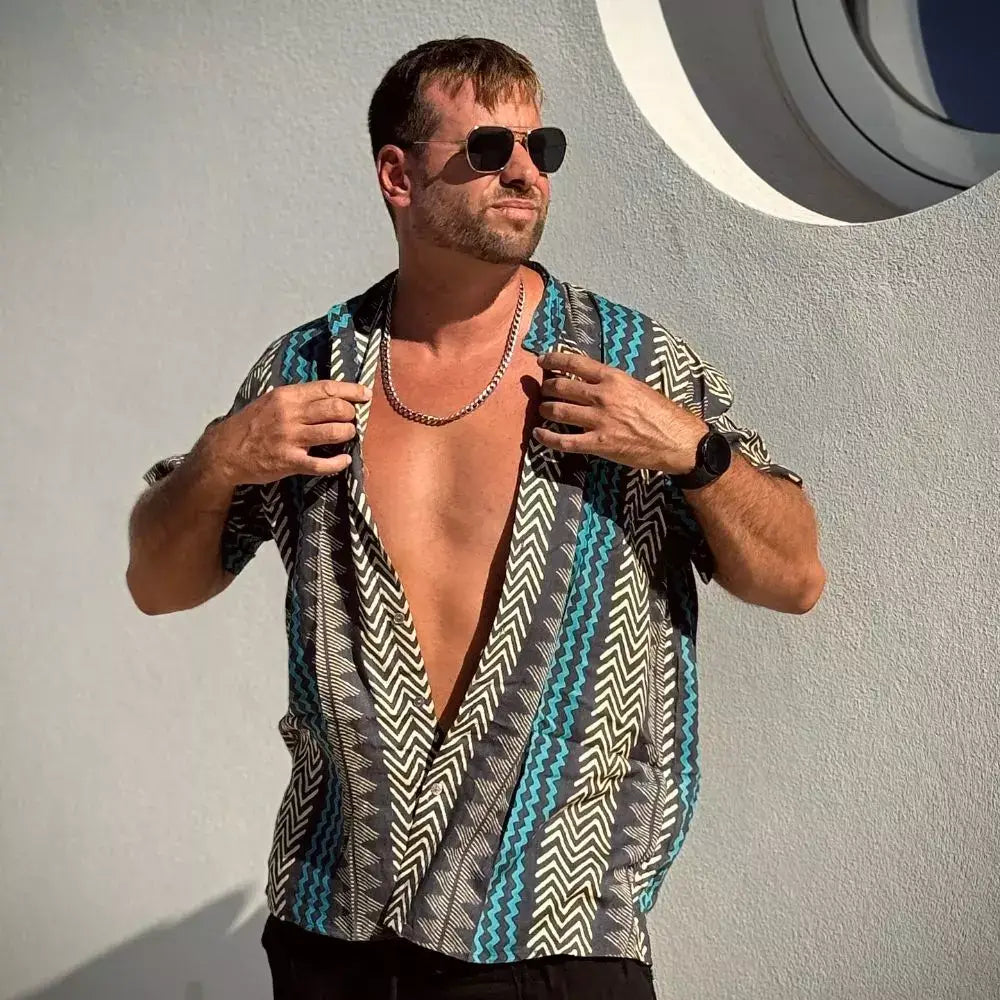 camisa hombre tribal azul, camisa bohemia rayón, camisa ligera verano, camisa estampada hombre, camisa cuello mao tribal. hombre arena formentera