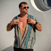 camisa hombre tribal azul, camisa bohemia rayón, camisa ligera verano, camisa estampada hombre, camisa cuello mao tribal. hombre arena formentera