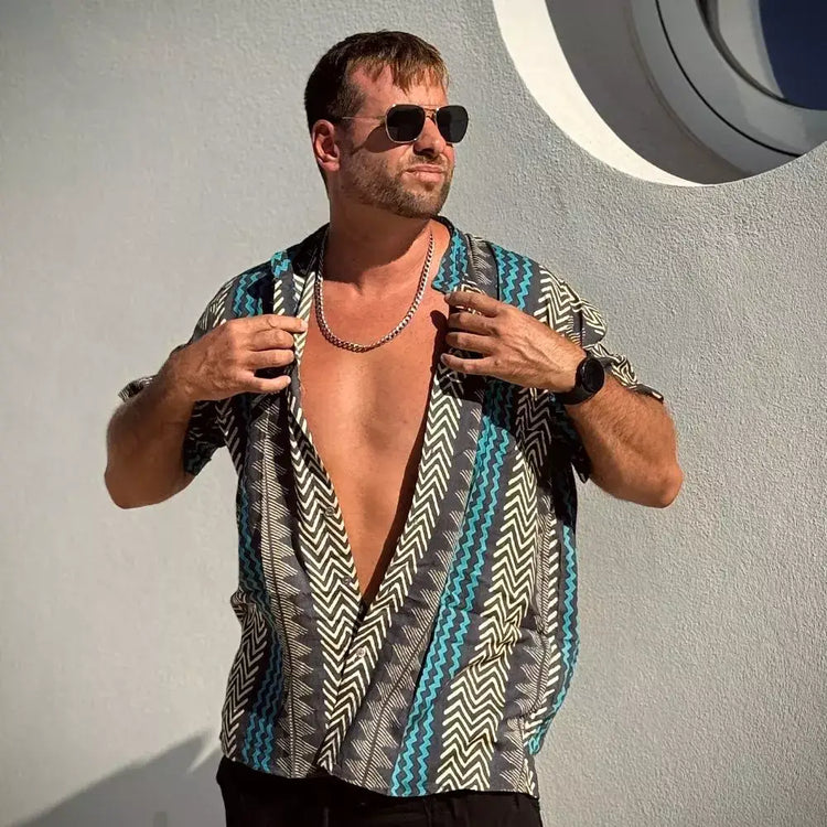 camisa hombre tribal azul, camisa bohemia rayón, camisa ligera verano, camisa estampada hombre, camisa cuello mao tribal. hombre arena formentera