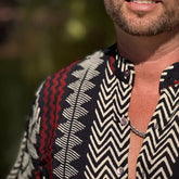 camisa hombre tribal azul, camisa bohemia rayón, camisa ligera verano, camisa estampada hombre, camisa cuello mao tribal. Hombre. arena formentera