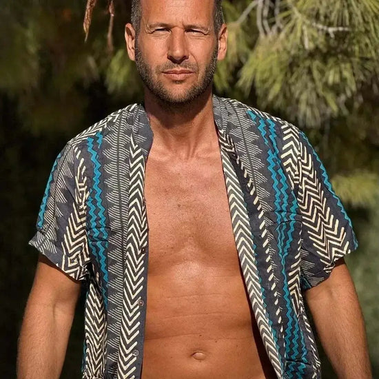 camisa hombre tribal azul, camisa bohemia rayón, camisa ligera verano, camisa estampada hombre, camisa cuello mao tribal. hombre arena formentera