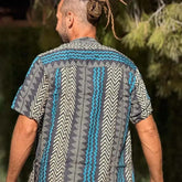 camisa hombre tribal azul, camisa bohemia rayón, camisa ligera verano, camisa estampada hombre, camisa cuello mao tribal. hombre arena formentera