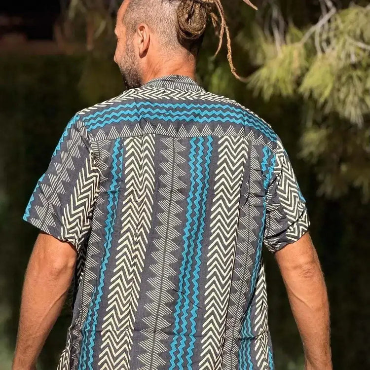 camisa hombre tribal azul, camisa bohemia rayón, camisa ligera verano, camisa estampada hombre, camisa cuello mao tribal. hombre arena formentera