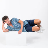 Arena Formentera camisa bohemia en New Saari para hombre con estampado geométrico azul y blanco, estilo relajado y veraniego