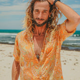 camisa de hombre manga corta arena formentera camisa hombre new saari, camisa bohemia hombre, camisa ligera verano hombre, camisa estampada hombre, moda masculina ibicenca, camisa de playa hombre, ropa boho chic hombre, camisa oversize hombre, camisa fresca hombre, camisas arena formentera, moda verano hombre, camisa elegante casual hombre, camisa fluida hombre