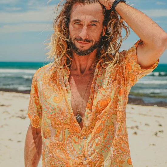 camisa de hombre manga corta arena formentera camisa hombre new saari, camisa bohemia hombre, camisa ligera verano hombre, camisa estampada hombre, moda masculina ibicenca, camisa de playa hombre, ropa boho chic hombre, camisa oversize hombre, camisa fresca hombre, camisas arena formentera, moda verano hombre, camisa elegante casual hombre, camisa fluida hombre