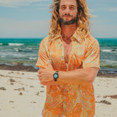 Camisa de hombre mangas cortas arena formentera camisa hombre new saari, camisa bohemia hombre, camisa ligera verano hombre, camisa estampada hombre, moda masculina ibicenca, camisa de playa hombre, ropa boho chic hombre, camisa oversize hombre, camisa fresca hombre, camisas arena formentera, moda verano hombre, camisa elegante casual hombre, camisa fluida hombre