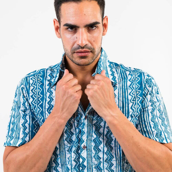 Camisa azul con estamp-geometrico, Santi