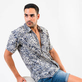 camisa hombre new saari, camisa bohemia hombre, camisa ligera verano hombre, camisa estampada hombre, moda masculina ibicenca, camisa de playa hombre, ropa boho chic hombre, camisa oversize hombre, camisa fresca hombre, camisas arena formentera, moda verano hombre, camisa elegante casual hombre, camisa fluida hombre