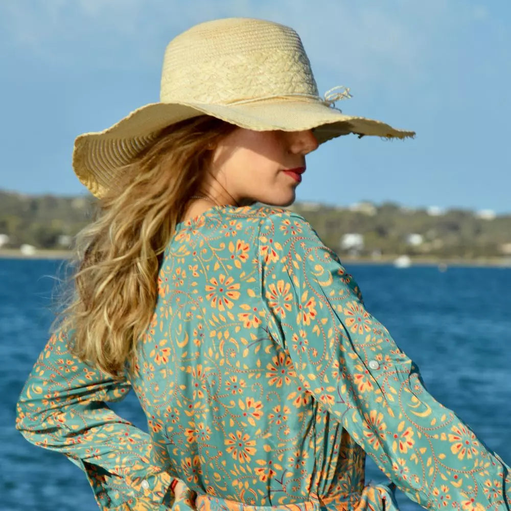 Arena Formentera vestido camisero bohemio en New Saari con estampado floral verde y naranja para mujer