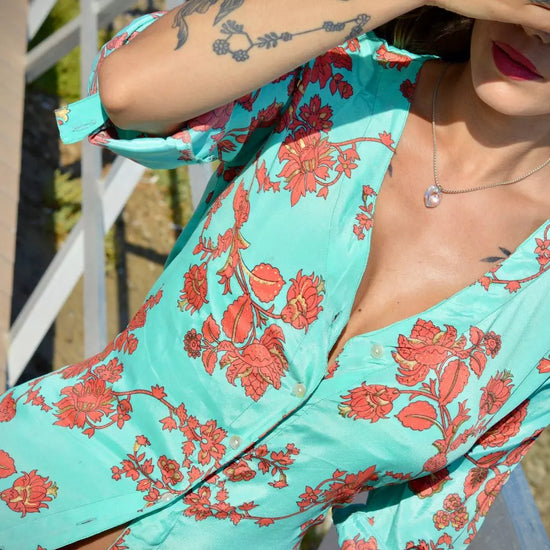 Arena Formentera vestido camisero bohemio en New Saari con flores rojas sobre fondo turquesa para mujer