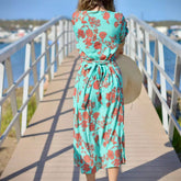 Arena Formentera vestido camisero bohemio en New Saari con flores rojas sobre fondo turquesa para mujer