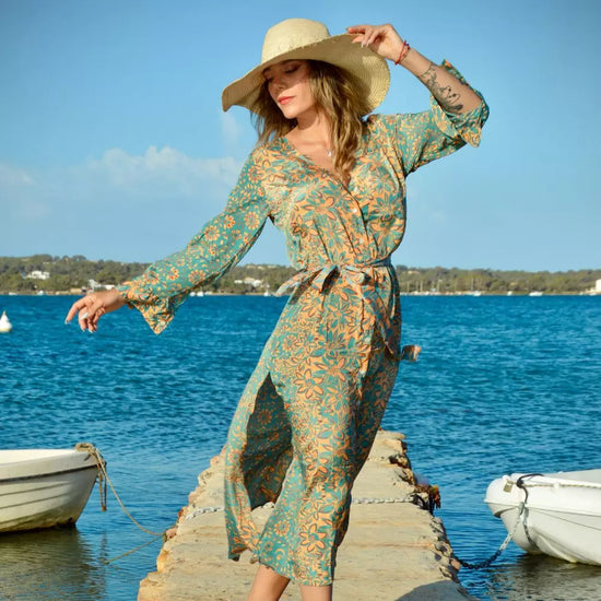 Arena Formentera vestido camisero bohemio en New Saari con estampado floral verde y naranja para mujer