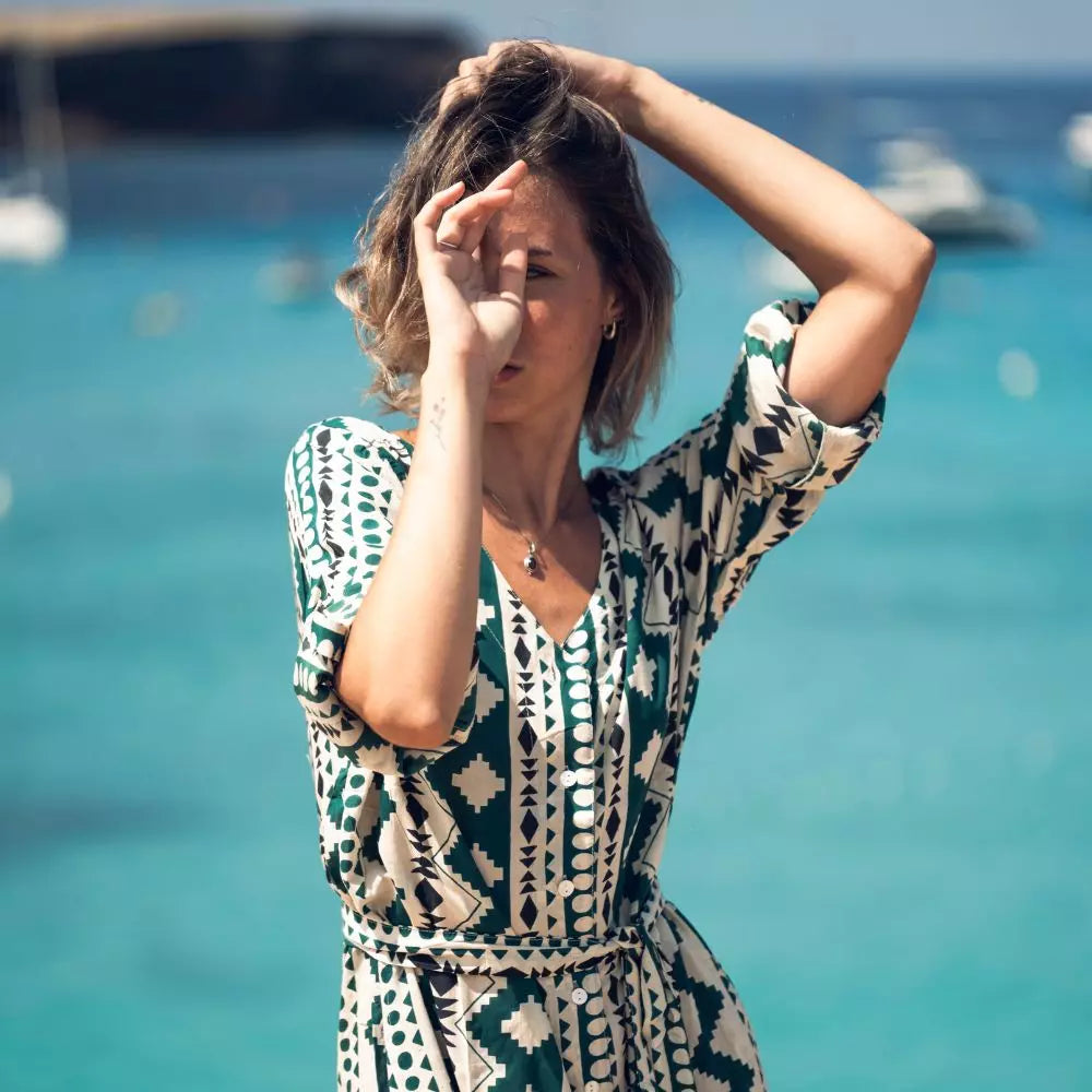 Arena Formentera vestido - camisero  largo bohemio en rayón ligero con estampado geométrico verde y blanco para mujer