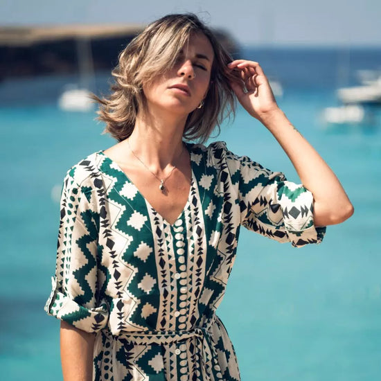 Arena Formentera vestido - camisero  largo bohemio en rayón ligero con estampado geométrico verde y blanco para mujer