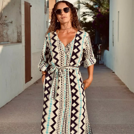 Arena Formentera vestido - camisero largo bohemio en rayón ligero con estampado étnico azul y negro para mujer