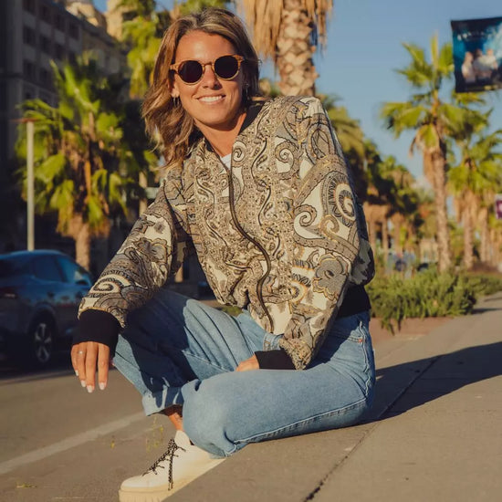 chaqueta bomber estampada mujer, bomber boho chic, chaqueta ligera polar, bomber new saari, chaqueta bohemia otoño invierno, bomber estampada casual, chaqueta arena formentera, bomber oversize mujer