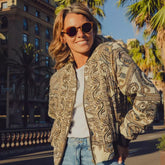 chaqueta bomber estampada mujer, bomber boho chic, chaqueta ligera polar, bomber new saari, chaqueta bohemia otoño invierno, bomber estampada casual, chaqueta arena formentera, bomber oversize mujer