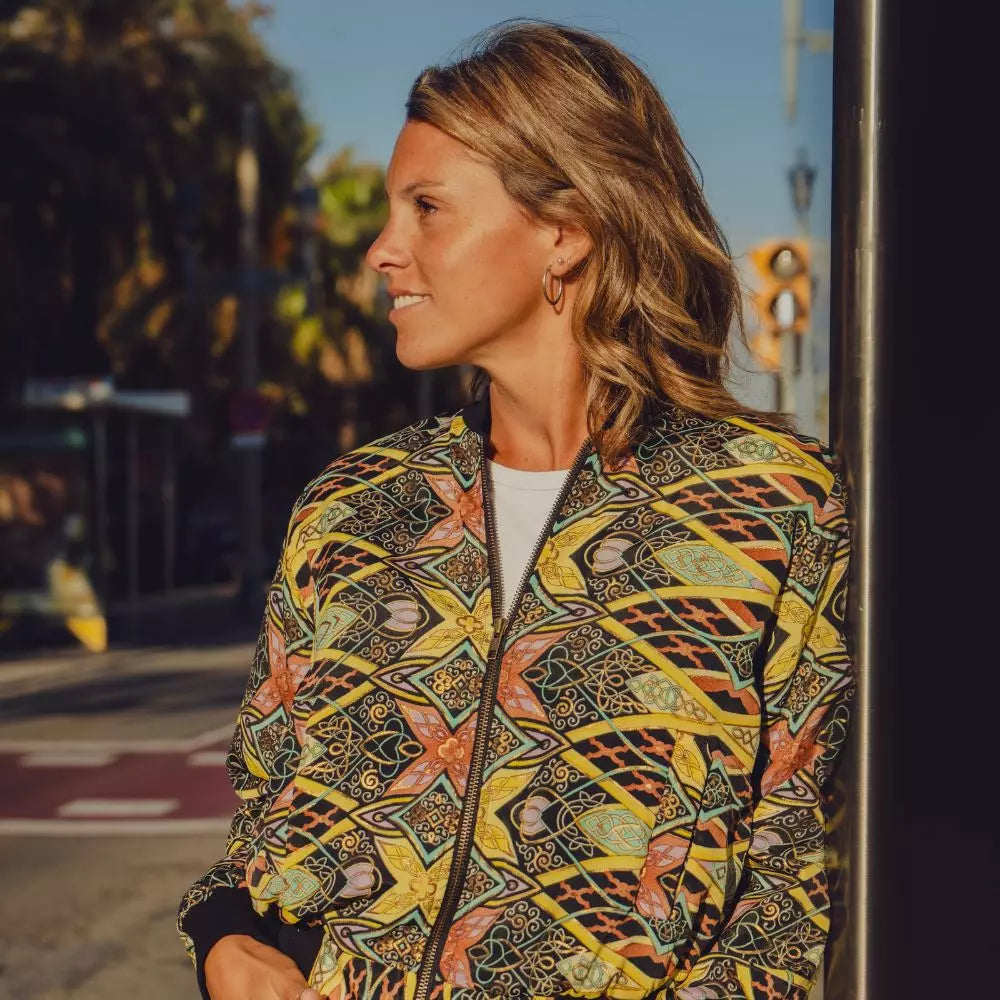 chaqueta bomber estampada mujer, bomber boho chic, chaqueta ligera polar, bomber new saari, chaqueta bohemia otoño invierno, bomber estampada casual, chaqueta arena formentera, bomber oversize mujer