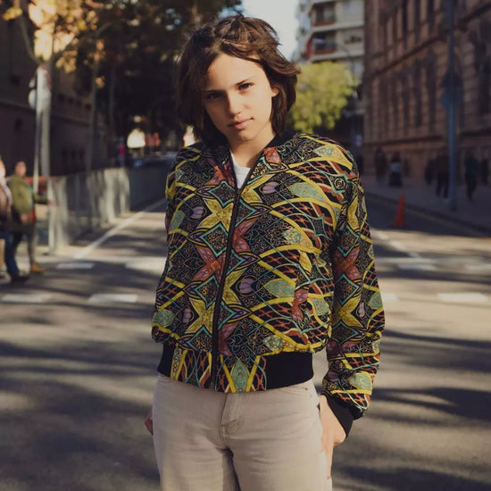 chaqueta bomber estampada mujer, bomber boho chic, chaqueta ligera polar, bomber new saari, chaqueta bohemia otoño invierno, bomber estampada casual, chaqueta arena formentera, bomber oversize mujer