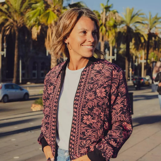 chaqueta bomber estampada mujer, bomber boho chic, chaqueta ligera polar, bomber new saari, chaqueta bohemia otoño invierno, bomber estampada casual, chaqueta arena formentera, bomber oversize mujer