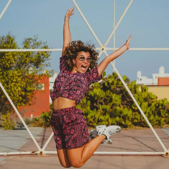 Arena Formentera set bohemio femenino en New Saari con camisa corta y shorts en estampado floral burdeos, estilo veraniego y dinámico