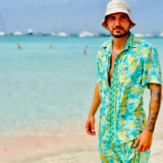 Arena Formentera set masculino bohemio en New Saari con camisa y bermuda estampadas en tonos verdes y amarillo, estilo relajado