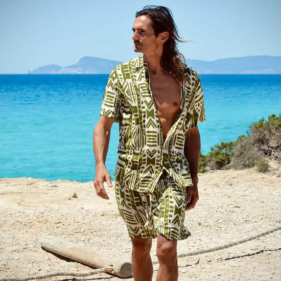 conjunto camisa y short hombre, conjunto bohemio hombre, ropa de verano masculina, conjunto rayón estampado, moda ibicenca hombre, conjunto tribal hombre Arena Formentera