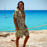 conjunto camisa y short hombre, conjunto bohemio hombre, ropa de verano masculina, conjunto rayón estampado, moda ibicenca hombre, conjunto tribal hombre Arena Formentera