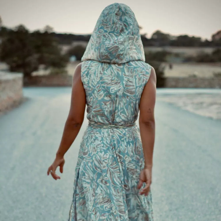 vestido largo con capucha mujer arena formentera