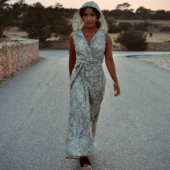 vestido largo con capucha mujer arena formentera