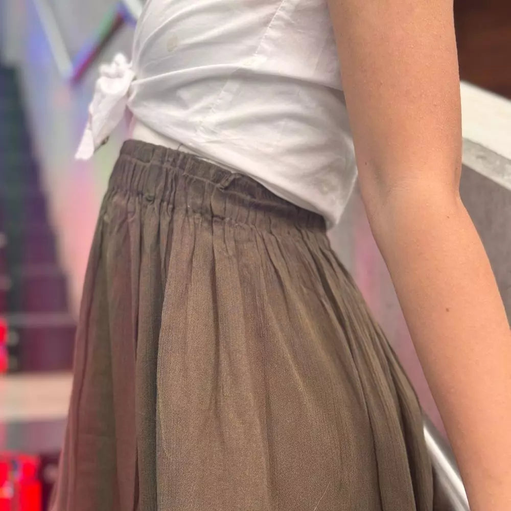 Falda marrón, Sun