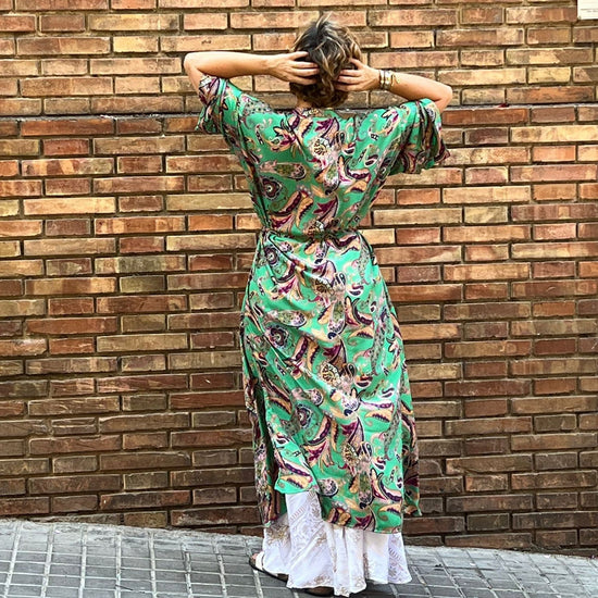 kimono Athenea Arena Formentera; kimono bohemio mujer; kimono largo ligero; kimono New Saari; kimono estampado elegante; kimono fluido con cinturón; moda boho chic verano