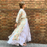 kimono Athenea Arena Formentera; kimono bohemio mujer; kimono largo ligero; kimono New Saari; kimono estampado elegante; kimono fluido con cinturón; moda boho chic verano