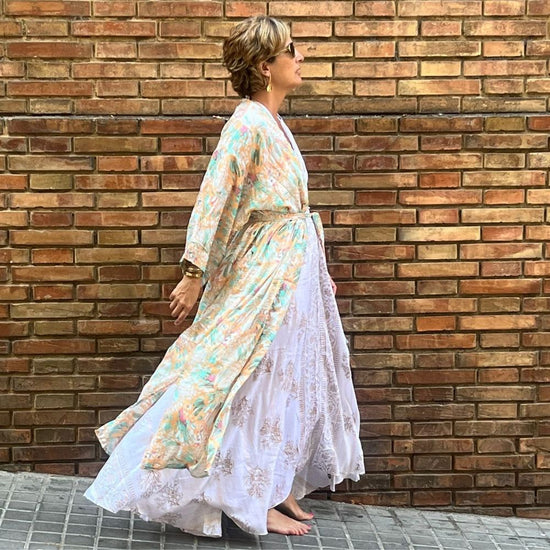 kimono Athenea Arena Formentera; kimono bohemio mujer; kimono largo ligero; kimono New Saari; kimono estampado elegante; kimono fluido con cinturón; moda boho chic verano