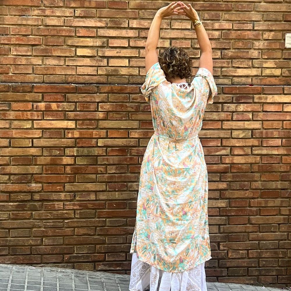kimono Athenea Arena Formentera; kimono bohemio mujer; kimono largo ligero; kimono New Saari; kimono estampado elegante; kimono fluido con cinturón; moda boho chic verano