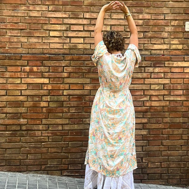 kimono Athenea Arena Formentera; kimono bohemio mujer; kimono largo ligero; kimono New Saari; kimono estampado elegante; kimono fluido con cinturón; moda boho chic verano