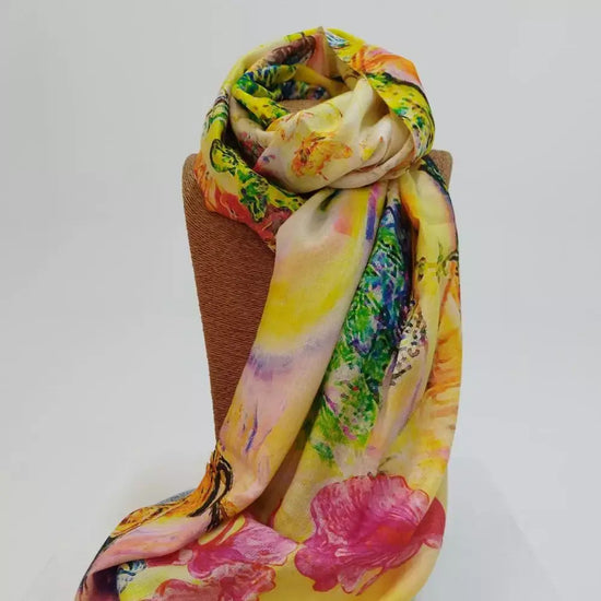 Arena Formentera pashmina ligera en 100% modal con estampado artístico floral en tonos vivos de amarillo y rosa para mujer