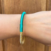 Pulsera Dunia, tejida a mano en Marruecos con hilo de oro s’fifa y seda de cactus. Diseño artesanal inspirado en la tradición de los caftanes nupciales, ligera, resistente al agua y perfecta para combinar entre sí. Una joya versátil que brilla con un toque sutil y elegante, pensada para acompañarte en cada momento.
