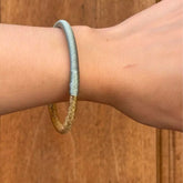Pulsera Dunia, tejida a mano en Marruecos con hilo de oro s’fifa y seda de cactus. Diseño artesanal inspirado en la tradición de los caftanes nupciales, ligera, resistente al agua y perfecta para combinar entre sí. Una joya versátil que brilla con un toque sutil y elegante, pensada para acompañarte en cada momento.